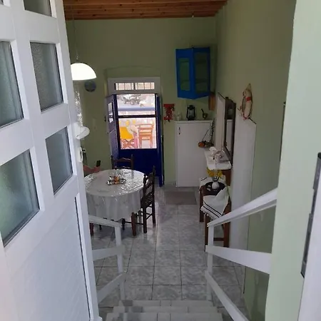 Holiday home Mamos Sunset House Plaka (Milos)