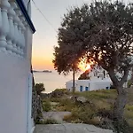 Mamos Sunset House *
