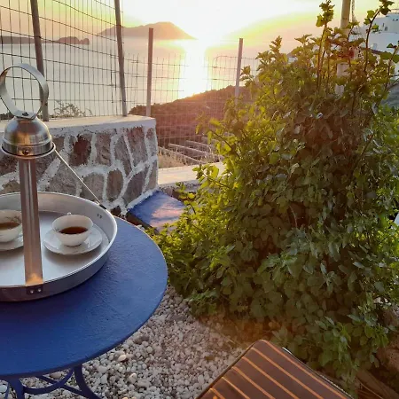 Mamos Sunset House Plaka